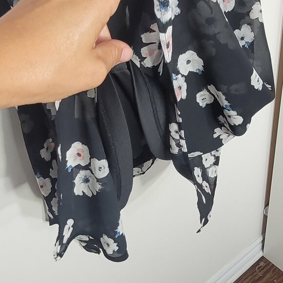 Reitmans Women's Black & White Floral Cap Sleeve V-Neck Wrap Midi Dress - Picture 6 of 12